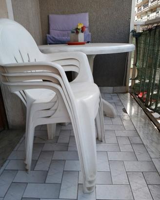 sedie e tavolo bianco