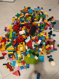 Una montagna di lego Duplo