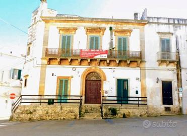 Casa indipendente di 330 m² con più di 5 locali a 