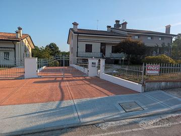 Casa abbinata in collina a Santi Angeli 
