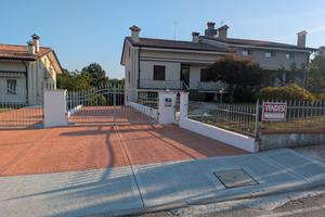 Casa abbinata in collina a Santi Angeli 