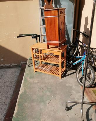 tavolino x cucina posate bottiglie 