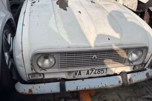 auto da restaursre  renault 4 TL