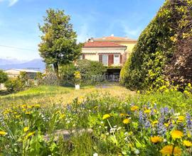 Villa stile liberty con giardino privato e box aut