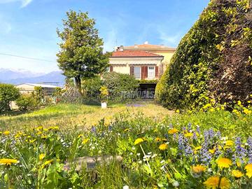 Villa stile liberty con giardino privato e box aut