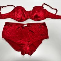 Completo in satin rosso