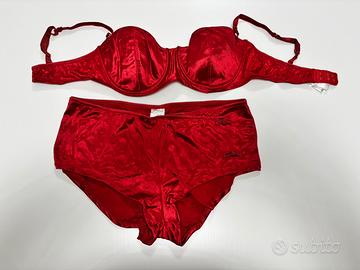 Completo in satin rosso
