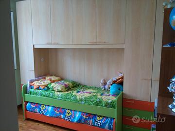 Cameretta con studio e libreria