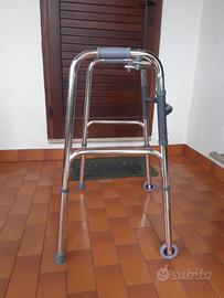Carrello deambulatore per anziano