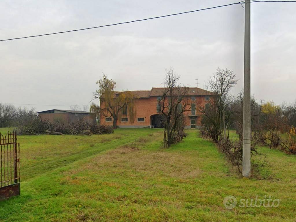 Rustico / Casale di 1000 m² con più di 5 locali a - Altro