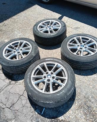 Gomme e cerchi in lega per Ford Focus 2016