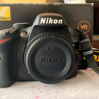 NIKON D3200 + AF-S DX NIKKOR 18-55 mm + batteria