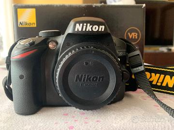 NIKON D3200 + AF-S DX NIKKOR 18-55 mm + batteria