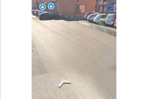 Negozio colorificio su tre lati