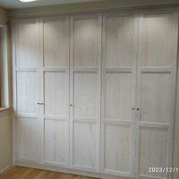 armadio in abete ripiani bastoni sbiancato