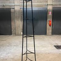 Colonna in metallo nero