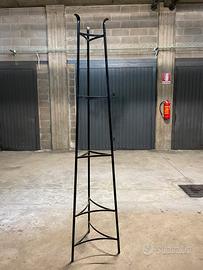 Colonna in metallo nero