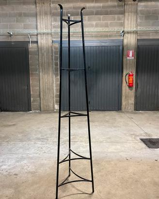 Colonna in metallo nero