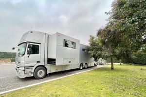 Van Mercedes JK trasporto cavalli con living e pop