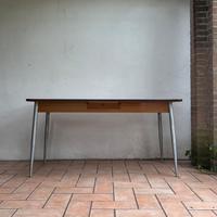 Tavolo vintage anni ‘50/‘60 con gambe in metallo