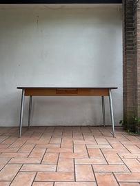 Tavolo vintage anni ‘50/‘60 con gambe in metallo
