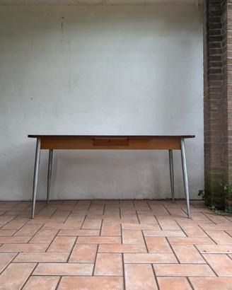 Tavolo vintage anni ‘50/‘60 con gambe in metallo