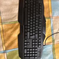 Tastiera RGB da gioco o ufficio praticamente muova