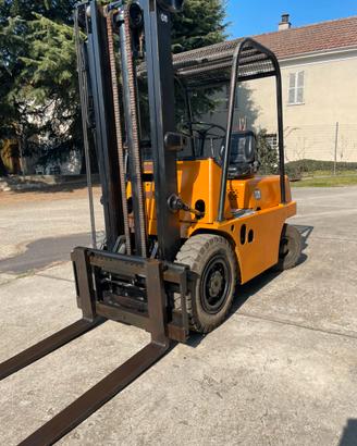 Muletto carrello elevatore om30 diesel