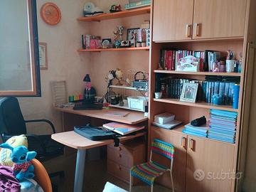 cameretta per ragazzi con 2 letti e 2 scrivanie