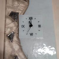 Orologio da parete in vetro decorato. 