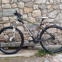 bicicletta MTB in carbonio BIANCHI