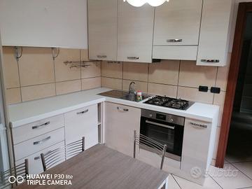 cucina, camera, soggiorno e divano