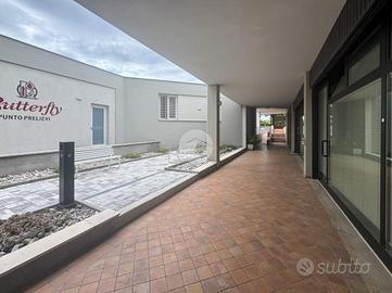 NEGOZIO A MONTICHIARI