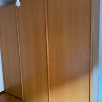 Armadio in legno scorrevole