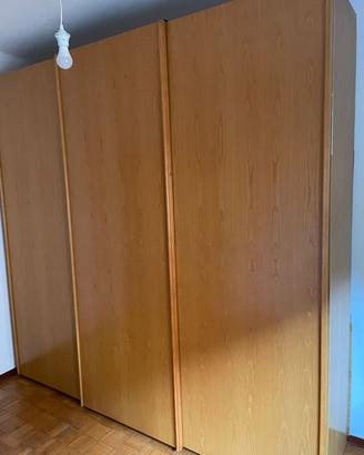 Armadio in legno scorrevole