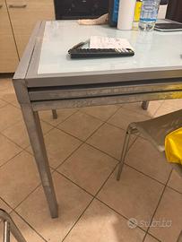 Tavolo da pranzo in acciaio e vetro