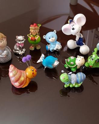 Lotto di 13 oggetti decorativi. 