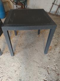Tavolino in plastica con 4 sedie 
