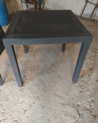 Tavolino in plastica con 4 sedie 