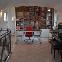 Libreria e tavolo in legno