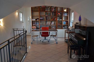 Libreria e tavolo in legno