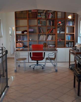 Libreria e tavolo in legno