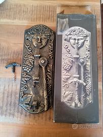 Cavatappi da parete in ghisa nuovo. 