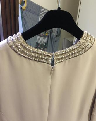 Abito tubino color crema con ricamo