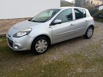 Automobile renault clio