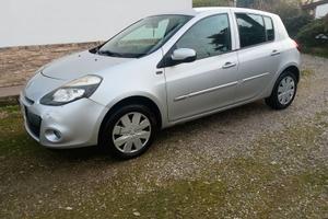 Automobile renault clio