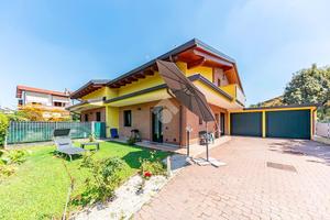 VILLA A SCHIERA A GERENZANO