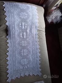 2 tende all'uncinetto con disegni in serie