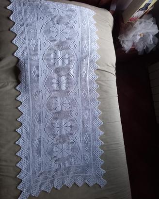 2 tende all'uncinetto con disegni in serie