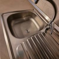 Cucina arredata con elettrodomestici